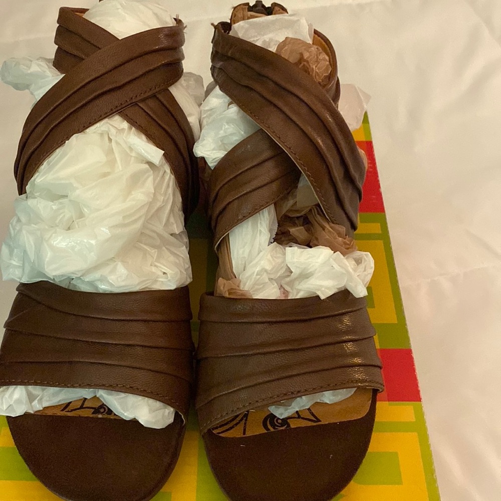 Ladies sandals.  Bare Traps brand, excellent condition.